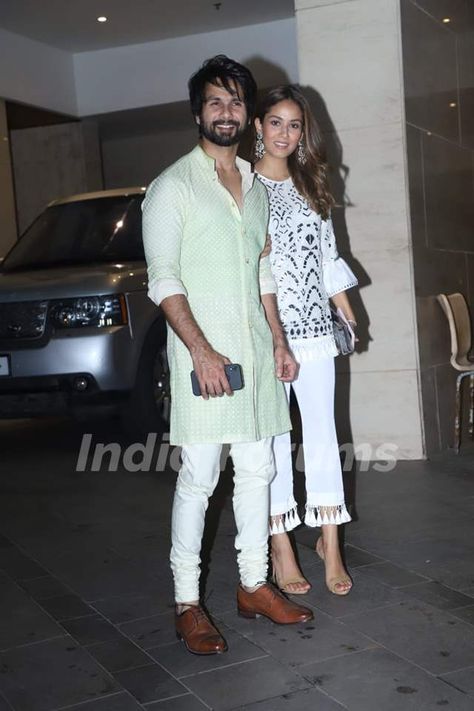 Shahid Kapoor Indian Wear, Shahid Kapoor Style, Shahid Kapoor Kurta Style, Celebrity Kurta Style Men, Kurta For Diwali Men, Shahid Kapoor Fashion, Diwali Kurtas For Men, Shahid Kapoor Kurta, Diwali Outfits Men