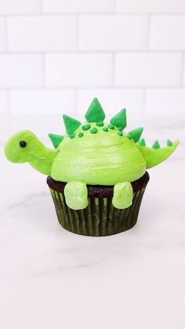 Dino Muffins, Dinosaur Cupcake Cake, Dinosaur Cake Pops, Dinosaur Birthday Party Food, Dino Birthday Cake, Dinosaur Puns, Birthday Cupcakes Boy, Dinosaur Cupcakes, Dino Cake