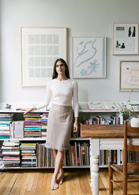 Picture Room founder Sandeep Salter in her 800-square-foot Brooklyn Heights apartment. #remodelista #brooklyn #brooklynheights #apartmenttour #apartment #apartmentdecor #pictureroom #interiordesign Heights House, Life In Spain, Farm House Table, Home Gallery Wall, Book Fairs, Parlor Floor, Inside Closet, House Photo, Family Apartment