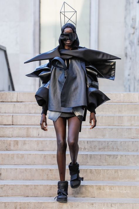 Rick Owens sets runway on fire at Paris Fashion Week show Rick Owens Outfit, Avant Garde Outfit, Avant Guard, Avant Grade, Rick Owens Menswear, Avant Garde Aesthetic, Avant Garde Dresses, Casual Attire For Women, Avant Garde Fashion