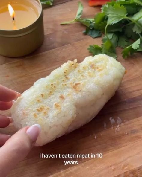 Healthy | Vegan | Recipe on Instagram: "Bookmark these CRISPY RICE ROLLS 🌯🍚🥕🥑

follow @plantbasedly for more recipes! 

What ya need: 
- Rice paper wrappers
- Sushi rice 
- Cucumber
- Red pepper
- Avocado slices
- Cilantro 
- Shredded carrots
- Sautéed tofu strips in coconut aminos

secret peanut sauce 🥜🌱: 
1/4 cup runny natural peanut butter 
2 tbsp coconut aminos
1 tbsp soy sauce
1 tbsp rice vinegar
1-2 tbsp sriracha 
1/2 tsp garlic powder
1/4 tsp ginger
1 tbsp toasted sesame oil

#vegan #plantbased #healthy #springrolls #healthylifestyle #glutenfree #dairyfree #summerrolls #thatgirl #plantbasedfood #healthyrecipes #veganfoodshare" Rice Paper Tofu, Peanut Butter Soy Sauce Cucumber, Plant Based Rice Paper Rolls, Vegan Summer Rolls With Peanut Sauce, Tofu Spring Rolls With Peanut Sauce, Sauteed Tofu, Resep Vegan, Vegan Plan, Rice Paper Wrappers