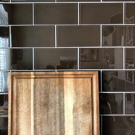 BROWN subway tile- less common than white subway tile while still a classic look!  Photo: @maddiecamilli #thecolorconcierge #colorconsulting #colorexpert #color #coloryourhome #colorsmadeeasy #interiordesign #designinspo #boulderco #coloradohomes Brown Subway Tile, Brown Subway Tile Backsplash, Timeless Kitchen Ideas, Top Kitchen Colors, Timeless Kitchens, Inspiring Room Decor, Kitchen Color Trends, Cottage Remodel, Black Subway Tiles