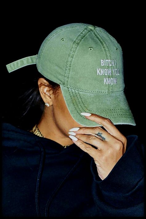 Rihanna " Bitch I Know You Know "! Hat Looks Rihanna, Dope Hats, Rihanna Looks, Rihanna Riri, Rihanna Style, Bad Gal, Foto Poses, Rihanna Fenty, Cute Hats