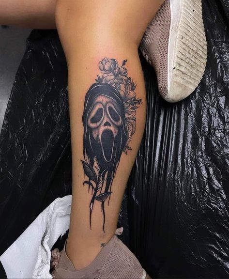 Ghost Face Tattoo, Simple Unique Tattoos, Scream Tattoo, Tatts Ideas, Illusion Tattoo, Optical Illusion Tattoos, Illusion Tattoos, Tattooed Woman, Floral Thigh Tattoos