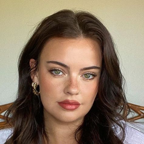 Makeup Olive Skin Green Eyes, Makeup Inspiration Green Eyes, Make Up For Brunettes With Green Eyes, Natural Fall Makeup Blue Eyes, Glowy Fall Makeup, Makeup Ideas For Blue Eyes Brunettes, Natural Makeup Fair Skin Brunette, Romantic Ingenue Makeup, Green Eyes Dark Hair Makeup