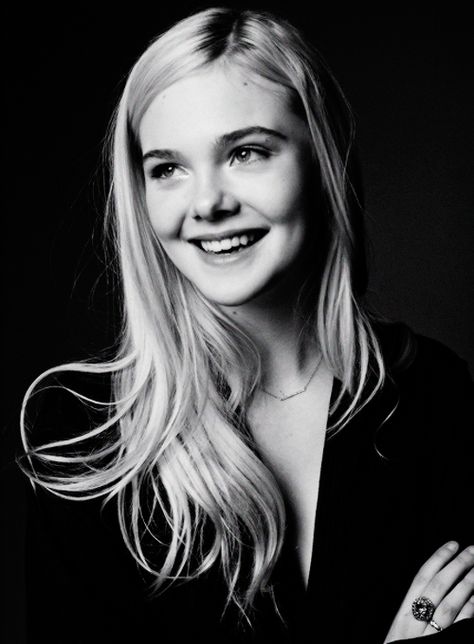 Elle Fanning xo Iris Ellie Fanning, Painting Famous, Dakota And Elle Fanning, Dakota Fanning, Pretty Females, Elle Fanning, Girl Crushes, Woman Painting, Beautiful Woman