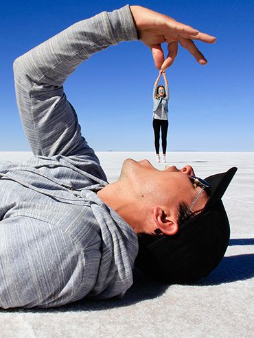 Photo Illusion, Bolivian Salt Flats, Forced Perspective Photography, Perspective Pictures, Illusion Photography, Illusion Photos, Perspective Photos, Perspective Photography, Shotting Photo