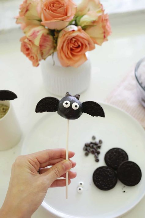 Halloween Cake Pops - A Beautiful Mess Halloween Cake Pop Ideas, Bat Cake Pops, Easy Halloween Cake, Eyeball Cake Pops, Eyeball Cake, Cake Pop Ideas, Halloween Cakes Easy, Bat Cake, Halloween Cake Pops