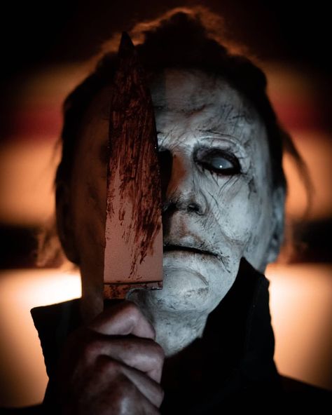 "It's Halloween, everyone's entitled to one good scare." 🎃 // @the_shape_of_fear_cosplay . . . #michaelmyers #creativecontentbuilders… Rob Zombie Michael Myers, Slasher Icons, Michael Meyers Halloween, Rob Zombie Halloween, Halloween Ends 2022, Horror Killers, Halloween Resurrection, Halloween H20, Horror Vibes