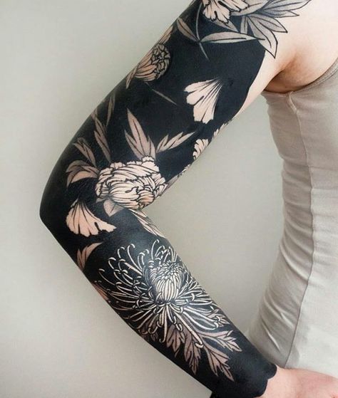 Voll Arm-tattoos, Mangas Tattoo, Chrysanthemum Tattoo, Blackout Tattoo, Full Arm Tattoos, Daisy Tattoo, Geniale Tattoos, Small Butterfly, Butterfly Tattoos