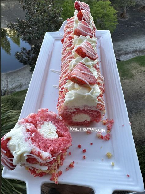 Cheesecake Lovers | My strawberry shortcake cheesecake dessert sushi 🍣 roll Strawberry Shortcake Crunch, Tin Cakes, Strawberry Shortcake Cheesecake, Buttercream Icing Recipe, Dessert Sushi, Sushi Roll Recipes, Sushi Cake, Strawberry Shortcake Cake, Cake Roll Recipes