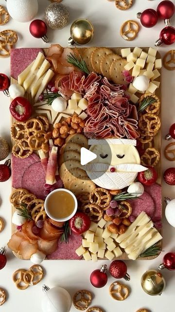 Christmas Snack Board, Santa Charcuterie Board, Santa Charcuterie, Brie Prosciutto, Christmas Cheese Boards, Holiday Cheese Boards, Santa Snacks, Christmas Appetizers Easy, Crispy Crackers