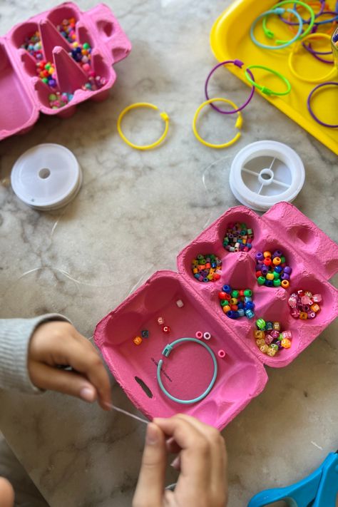 Friendship Bracelet Making Station, Bracelet Making Party Table, Friendship Bracelet Station Party, Bracelet Making Birthday Party, Bracelet Making Party Ideas, Friendship Bracelet Station, Friendship Bracelet Birthday Party, Bracelet Making Station Party, Friendship Bracelet Party