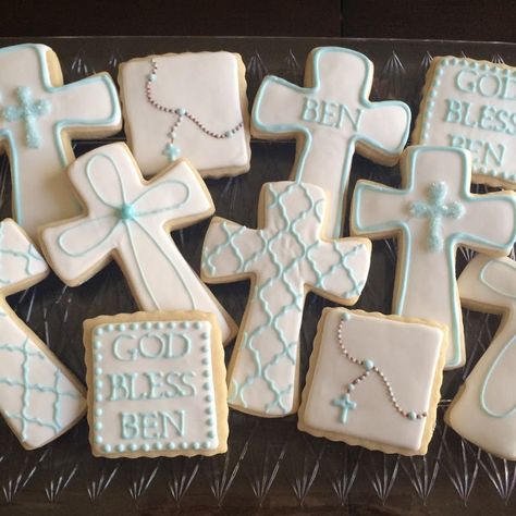 a sweeter place: First Communion Cookies First Communion Cookies, Boy Communion Cake, Communion Cookies, Christening Cookies, Communion Party Ideas, Cake Paris, Confirmation Ideas, Cross Cookies, Holy Communion Cakes