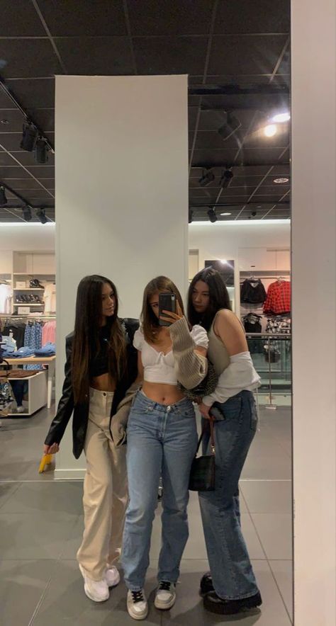 Shopping With Friends Outfit, Insta Post Friends, Trio Shopping, Fake Outfit Story, Insta Pics With Friends, Friends Insta Story, Fake Insta Post, Trio Girls, Foto Best Friend