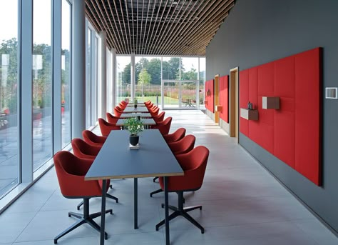 Red Conference Room, Yellow Office, Business Office Design, Red Office, Blue Office, Office Interior Design Modern, White Office, Office Lounge, Corporate Office Design