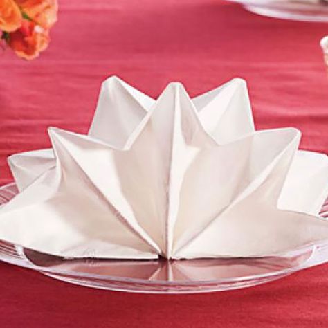 Easy Paper Napkin Folding, Diy Paper Napkin Folding, Halloween Napkin Folding, Star Napkin Folding, Napkin Folding Video, Easter Napkin Folding, Paper Napkin Folding Ideas, Napkin Origami, Ghost Napkins