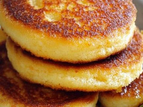 Fried Cornbread Southern, Fried Cornbread Recipe, Cornmeal Hoecakes, Cornbread Cakes, Hoecake Recipe, Crispy Cornbread, Lemon Creme Cake, Cornbread Southern, Fried Cornbread