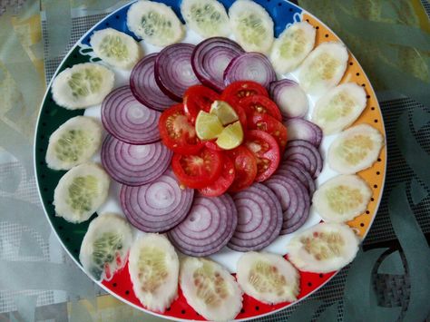 Salad plating simple style Salad Plating Ideas, Salad Plating, Veg Platter, Indian Salads, Unique Salad, Plating Ideas, Easy Salads, Food Presentation, Food Plating