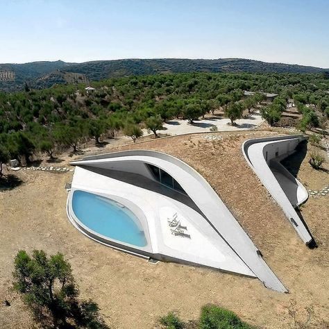 Earth Sheltered Homes, Casa Hobbit, Eco Buildings, Earth Sheltered, Underground Homes, Earth Homes, Futuristic Architecture, Green Roof, Residential Architecture