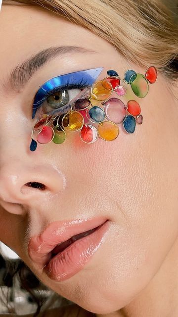 Liza  Kondrevich on Instagram: "DIY EYELINER inspired by stained glass 

#facejewels #MakeupInspiration #eyemakeupinspo #TrendyMakeup #artisticmakeup #creativemakeup #3dmakeup #EyeMakeup #MUA #makeup #editorialmakeup #runwayinspiration #runwaymakeup #makeupartist #facechartartist" Stained Glass Makeup, Diy Eyeliner, Glass Makeup, Face Jewels, Runway Makeup, Face Chart, Trendy Makeup, Mua Makeup, Instagram Diy