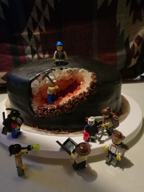 We made this cake as a present for a friend who is a geologist. Geology Cake Ideas, Geology Cake, Mining Birthday Party, Cake Land, 18th Cake, Geode Cake, Science Birthday, Special Desserts, Themed Birthday Cakes