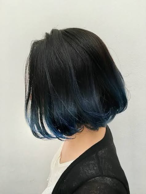 Pin en hair Undercolor Hair, Blue Tips Hair, Pink Hair Streaks, Blue Ombre Hair, Chic Short Hair, Dip Dye Hair, Hair Color Underneath, Hair Color Streaks, Hair Streaks