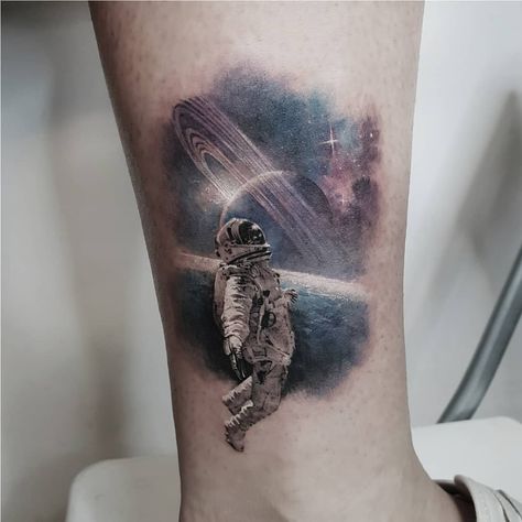 Floating in nebula Space Tattoo Black And White, Galaxy Tattoo Sleeve, Space Tattoo Sleeve, Ufo Tattoo, Space Tattoos, Astronaut Tattoo, Universe Tattoo, Kunst Tattoos, Planet Tattoos