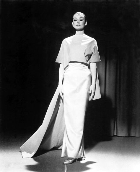 Couldn't You Just Picture This Train Gracing the Red Carpet Today? Audrey Hepburn Givenchy, Audrey Hepburn Funny Face, Audrey Hepburn Fashion, Audrey Hepburn Dress, Audrey Hepburn Photos, Face Fashion, Vogue France, Audrey Hepburn Style, Hepburn Style