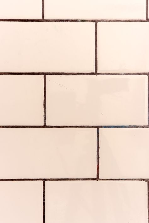 Black Grout White Subway Tile, Subway Tile Brown Grout, White Tiles Black Grout, Large White Tiles, Kitchen Grout, Olive Kitchen, Tan Tile, Beige Kitchen Cabinets, Beige Backsplash