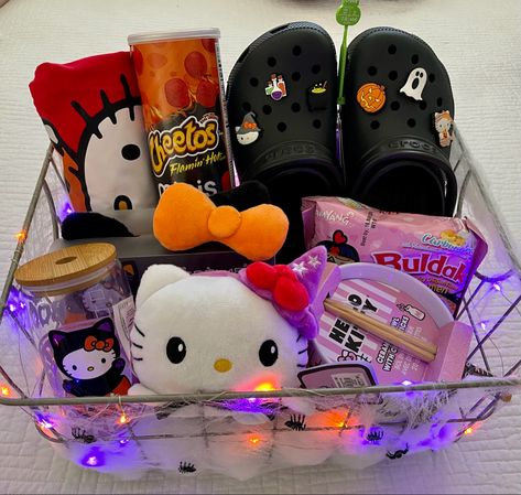 Spooky basket ideas Spooky Basket Ideas, Boo Basket Ideas, Spooky Halloween Gifts, Spooky Basket, Halloween Themed Gifts, Halloween Gift Baskets, Boo Baskets, Candy Cup, Hello Kitty Gifts