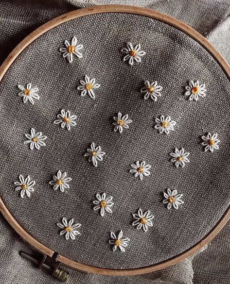 Imbrodri Design Simple Flower, Small Daisy Embroidery, Chamomile Flower Embroidery, Small Embroidery Ideas Flowers, Embroider Daisies, Small Embroidery Flowers, Embroidery Daisies, Embroidery Designs For Men, Chamomile Embroidery