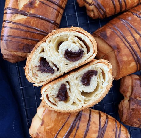 Diy Dish, Chocolate Croissant, Food L, Pizza Pasta, Decadent Desserts, Diy Food, Food And Drink, Bread, Dessert