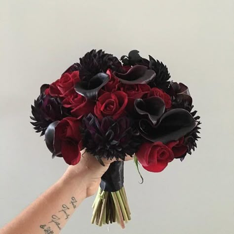 Dark wedding bouquet  chrysanthemums, black cala lilies, dark red roses #gothicwedding #gothicflowers Black And Maroon Bouquet, Red And Black Rose Bouquet, Red And Black Wedding Flowers, Black And Red Wedding Bouquet, Red And Black Roses Aesthetic, Red And Black Bouquets, Black And Dark Red Wedding, Black And Red Bouquet, Larp Wedding