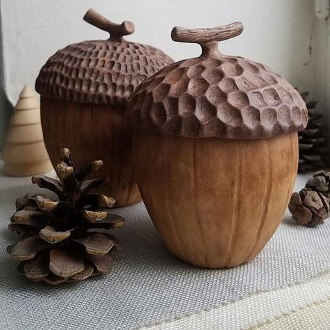 Art Sculpture En Bois, Acorn Decorations, Wood Carving Art, Ceramics Ideas Pottery, Pottery Designs, Whittling, Pine Cone, Clay Pottery, Clay Projects