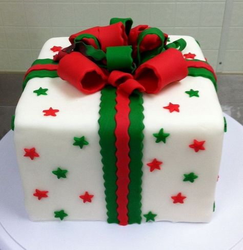 Christmas cake Christmas Cake Ideas, Winter Torte, Present Cake, 40th Cake, Christmas Cake Pops, Christmas Cake Designs, Christmas Cake Recipes, Christmas Cake Decorations, Xmas Cake