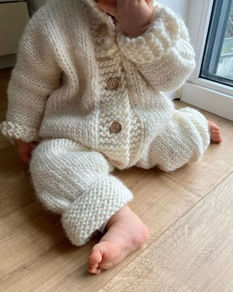 Free Newborn Knitting Patterns, Baby Romper Pattern Free, Onesie Pattern, Easy Baby Knitting Patterns, Friends Crochet, Knitted Baby Outfits, Baby Romper Pattern, Drops Baby, Kids Knitting Patterns