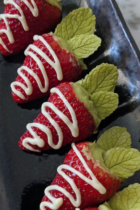 Stuffed with delicious matcha cream cheese frosting. Decorated with white chocolate leaves and drizzle - these little treats are amazing. ~ Coriander & Lace Matcha Cream Cheese, Candied Strawberries, List Of Desserts, Chocolate Leaves, Matcha Cream, Stuffed Strawberries, Sugar Sticks, Strawberry Dessert Recipes, Fresh Mint Leaves