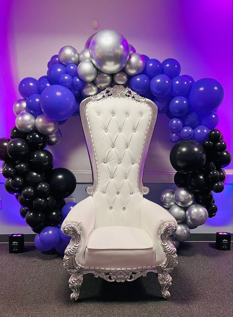 Throne chair with Balloon arch backdrop. Perfect photo op at all events. Sweet 16 Throne, Birthday Throne, Photo Op Backdrop, Party Moodboard, House Party Aesthetic, Balloon Arch Backdrop, Birthday Chair, Queen Chair, Sweet 16 Party Decorations