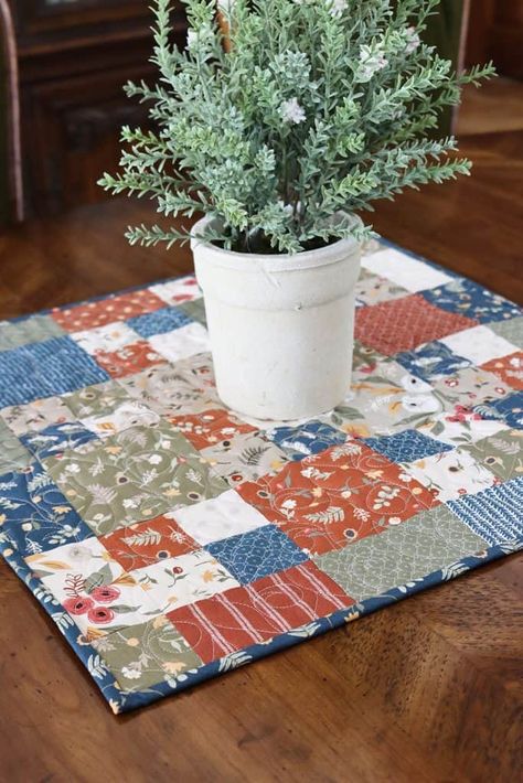 Charm Pack Table Runner, Charm Pack Projects, Placemat Patterns, A Quilting Life, Charm Pack Quilt Patterns, Quilted Table Runners Christmas, Table Runner Tutorial, Table Topper Patterns, Charm Pack Quilt