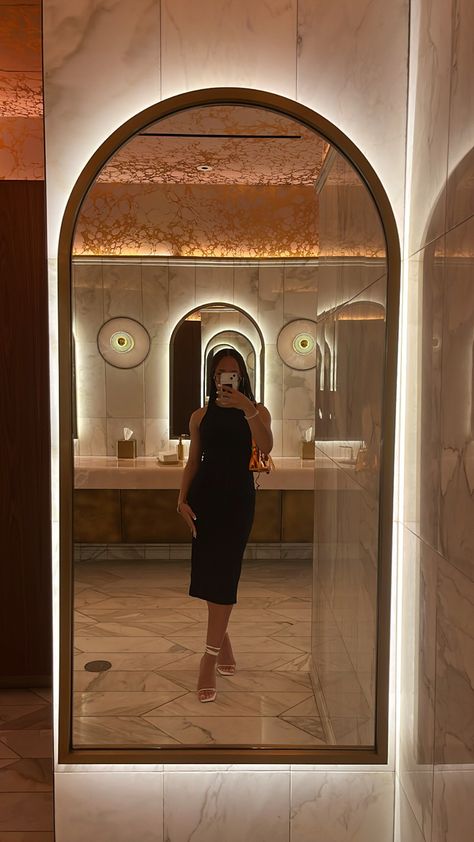 Restaurant Mirror, Restaurant Mirrors, Mirror Selfie Black, London Pics, Nightlife Aesthetic, Nice Restaurant, Bathroom Selfies, Dubai Trip, Bday Pics