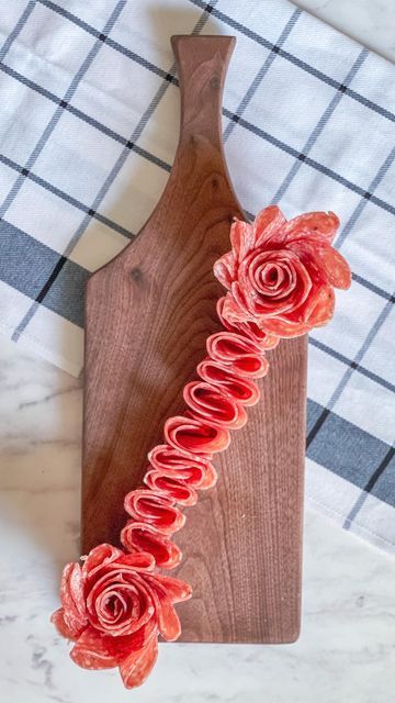 Meat Flowers, Charcuterie Board Meats, Charcuterie Appetizers, Decorações Com Comidas, Catering Ideas Food, Charcuterie Inspiration, Charcuterie Platter, Charcuterie Cheese, Party Food Platters