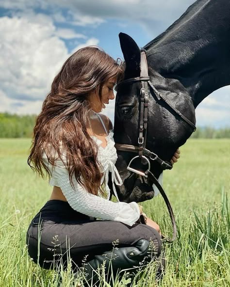 Riding Outfit Equestrian, Horse Photoshoot Ideas, Cowgirl Photoshoot, Horse Photography Poses, Foto Cowgirl, Pictures With Horses, Horseback Riding Outfits, Horse Photographer, Cute Horse Pictures