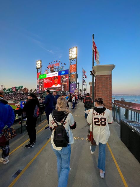 Giants Game Aesthetic, Giants Game Outfit San Francisco, Sf Giants Aesthetic, Sf Giants Game Outfit, Baseball Game With Friends, Baseball Game Picture Ideas, Giants Game Outfit Women, Sf Giants Outfit Women, Giants Baseball Game Outfit