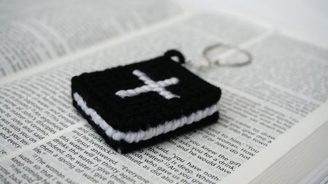 Christian Crochet, Bible Keychain, Mini Bible, Canvas Black And White, Bible Bag, Beginner Crochet Tutorial, Crochet Business, Crochet Design Pattern, Crochet Keychain