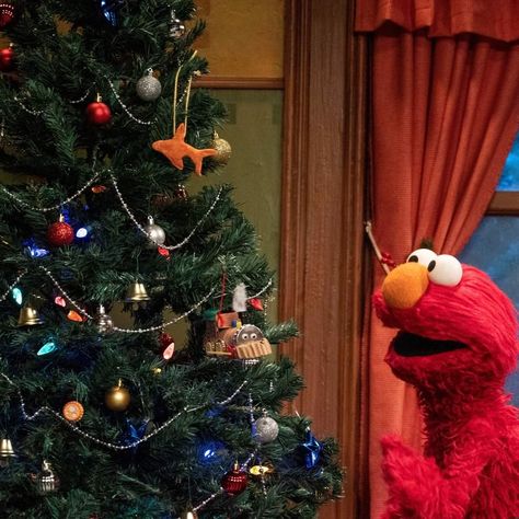 Sesame Street Aesthetic, Chloe Vibes, Christmas Muppets, Bg Wallpaper, Elmo Christmas, Elmo Wallpaper, Sesame Street Christmas, Seaseme Street, Elmo And Friends