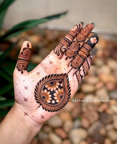 Paisley Mehndi Design With Florals Mehendi Brides, Mehndi Bridal, Peacock Mehndi Designs, Short Mehndi Design, Jagua Henna, Front Mehndi Design, Tato Henna, Mehndi Designs Bridal Hands, Legs Mehndi Design