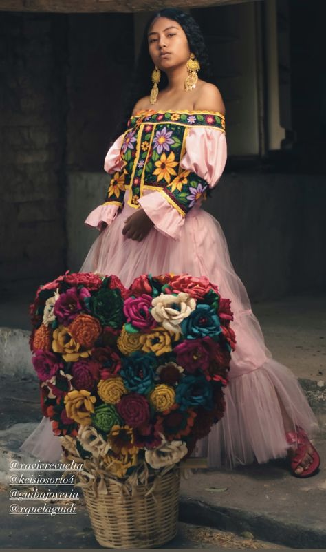 Mexican High Fashion, Mexican Inspired Fashion, Mexican Princess Aesthetic, Latin American Fashion, Mexican Photoshoot, Panamanian Women, Mexican Traditional Clothing, Mexico Dress, Mexican Clothing