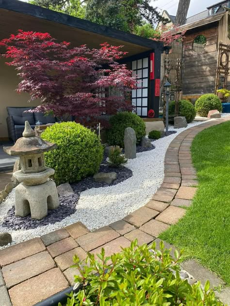 Easy Japanese Garden Ideas, Small Outdoor Seating Area Front Yards, Modern Zen Backyard, Japanese Garden Walkway, Japanese Inspired Front Yard, Japanese Plants Outdoor, Japanese Garden Inspiration, Zen Front Yard, Small Japanese Garden Diy