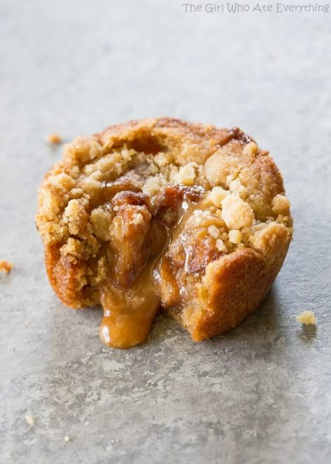 Salted Caramel Apple Cups - so good and the perfect fall dessert. They taste like apple pie bites. the-girl-who-ate-everything.com Apple Cups, Caramel Apple Cheesecake Bars, Weight Watcher Desserts, Apple Cup, The Girl Who Ate Everything, Apple Pie Bites, Caramel Apple Cheesecake, Pie Bites, Healthy Vegan Snacks